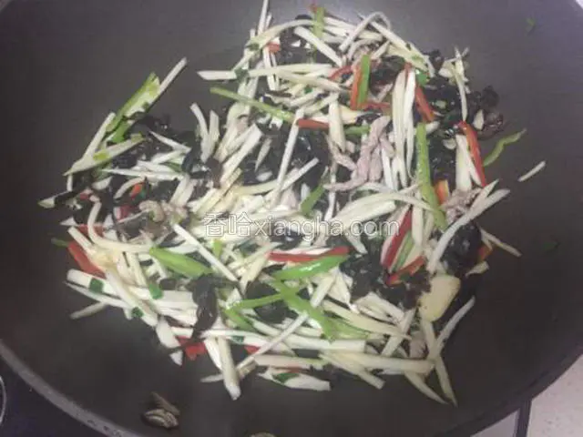 锅中倒入适量油，入瘦肉葱花翻炒均匀，茭白，木耳，红辣椒，辣椒，蒜瓣一起下锅继续炒。