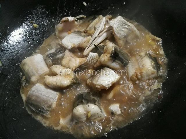 然后倒入料酒，生抽，加入盐，耗油，少许白砂糖，少量醋，翻炒均匀，再加入适量水小火焖煮20分钟。