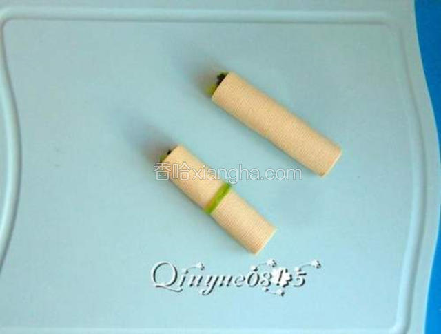 然后切成2等份，用香菜捆绑紧。