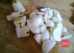 冰糖梨子的做法图解2