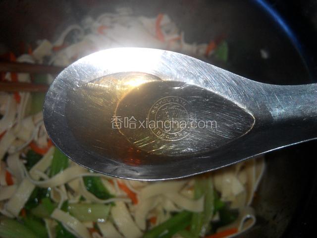 最后再放入几滴香油拌匀