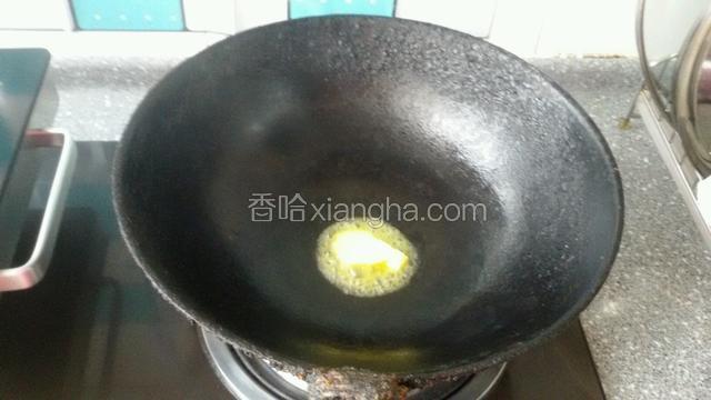 锅预热放入黄油