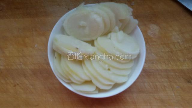 这时土豆蒸熟了趁热拿出来