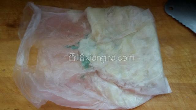 装入保鲜袋中，用擀面杖擀成泥备用