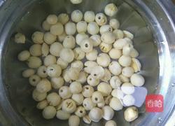 冰糖银耳红枣莲子汤的做法图解2