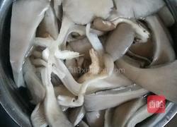 平菇炒肉片的做法图解2