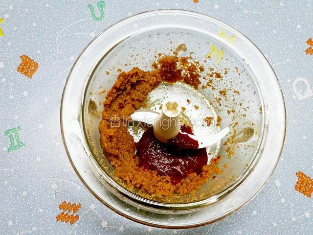 一半黃油從冰箱拿出和一半幼砂糖一起放在食物料理機裡，啟動按鈕兩次約十秒，將材料拌勻後加入紅菜頭醬