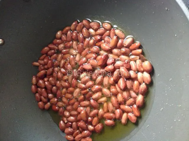 小火热锅，倒入一点点食用油，倒入生花生仁，小火翻炒，炒熟即可，花生外皮焦黄略有爆皮差不多就炒熟了，放入碗里凉凉。
