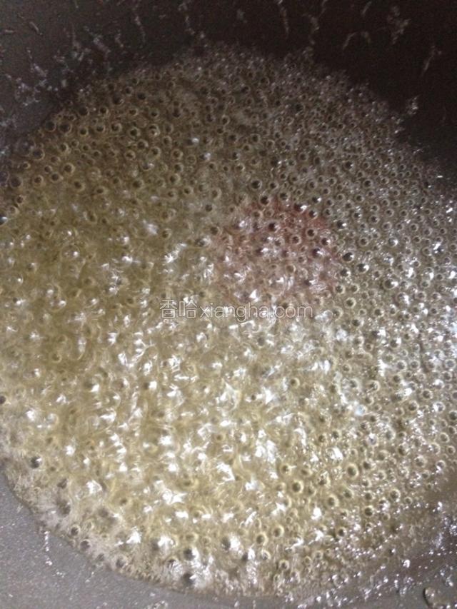 锅里倒入半小碗清水，放入适量白糖，熬糖汁。水开后，调小火，用勺子不停地搅拌，至糖汁起大泡！