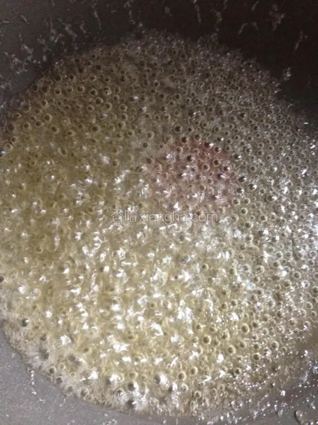 锅里倒入半小碗清水，放入适量白糖，熬糖汁。水开后，调小火，用勺子不停地搅拌，至糖汁起大泡！