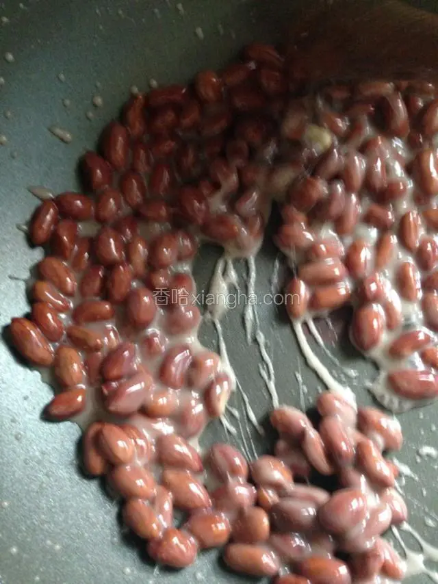 撒入适量淀粉（玉米淀粉，红薯淀粉等等都可以）快速翻炒。看着花生米上面的白糖淀粉满满变的粘稠拉丝，颜色慢慢变白！