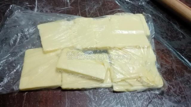 黄油无需解冻，从冰箱取出后切成片状，装入保鲜袋