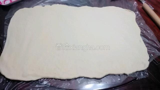 取出冷藏好的面片再次擀大，这一次要比上一次面积大些，然后第二次三折，再放冰箱冷藏20分钟。