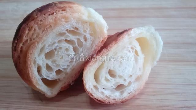 这是内部结构效果图 。这种不需要基础发酵的面团做出来的可颂，中间切面的效果是不是很漂亮呢