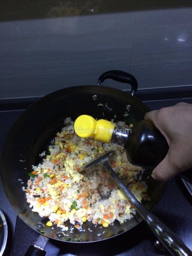 饭粒全部炒散，再炒片刻，滴入少许生抽，撒上葱花就可以出锅了。