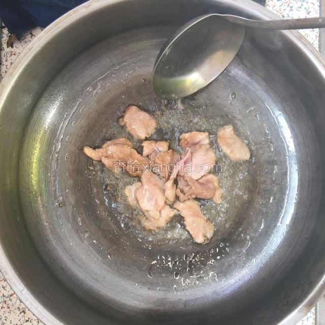 热锅下油，油五分热下肉片