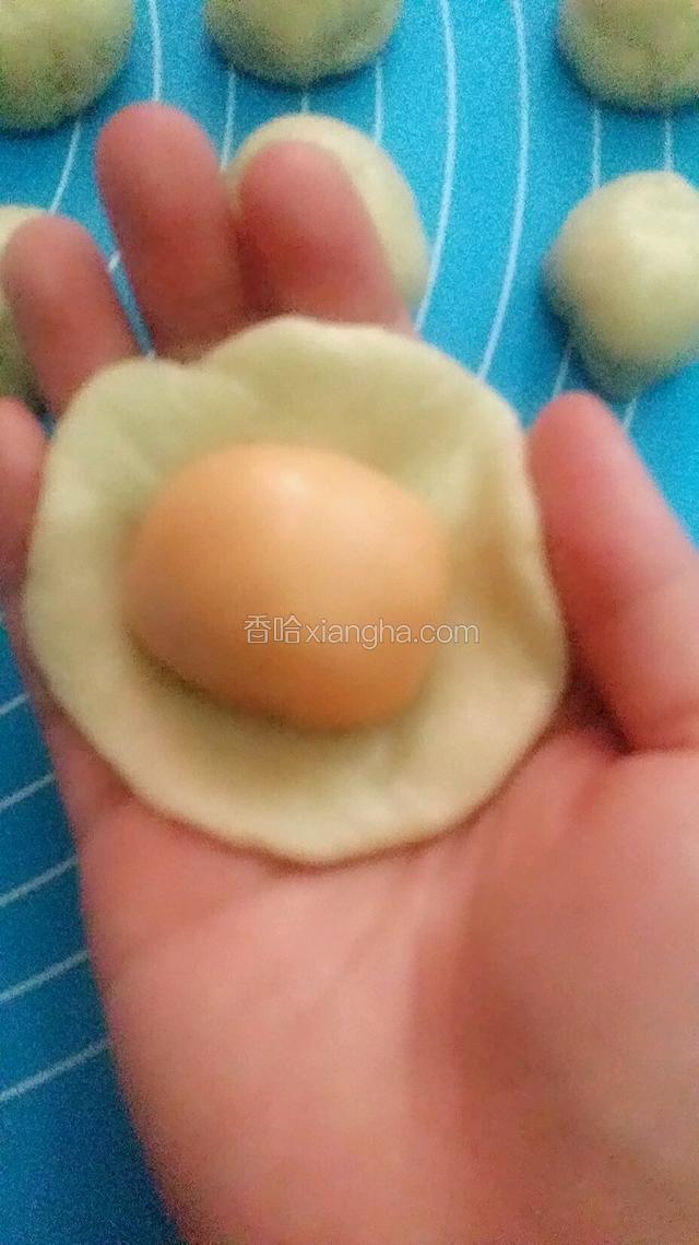 油皮擀开，把酥皮球包进去