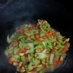 栗子烧西芹的做法[图]