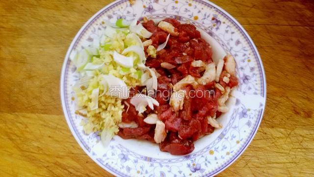 然后用生抽酱油和少许香油把羊肉片码上味