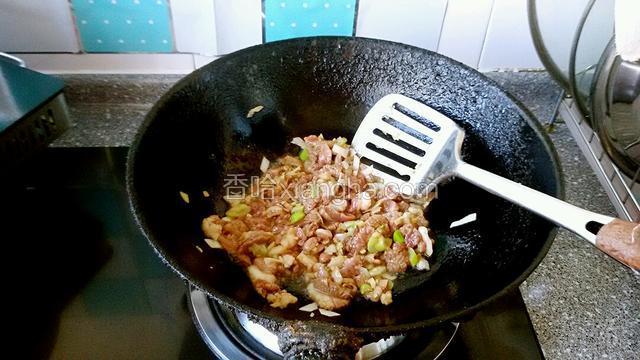 锅中放少许油，油热煸香葱，姜末和羊肉片至段生