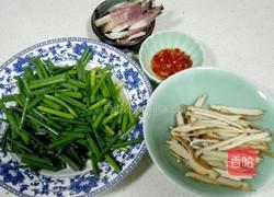 腊肉熏干炒韭菜花的做法图解1