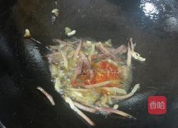 腊肉熏干炒韭菜花的做法图解2