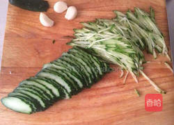 黄瓜拌干豆腐的做法图解2