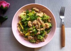 鸡腿肉炒西兰花