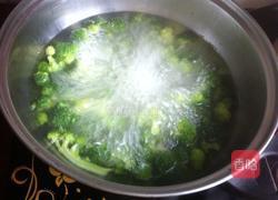 鸡腿肉炒西兰花的做法图解2