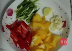 双椒蘑菇焖鸡块的做法图解3