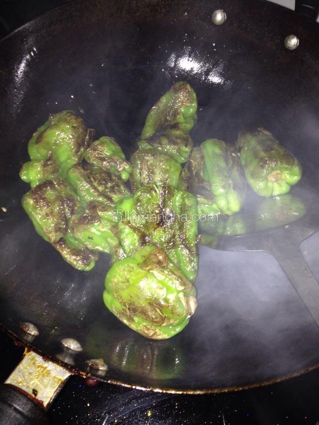出锅装碗，淋上醋、撤适量白糖，搅匀即可开吃啦!
