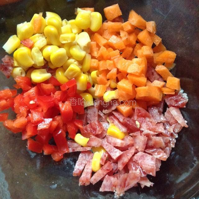 将胡萝卜红椒 香菇 腊肠都切末。