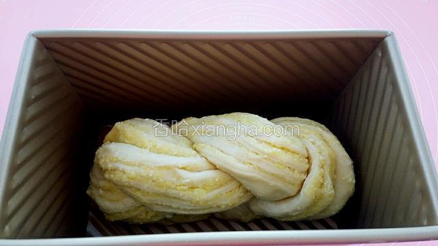 放入土司盒内二次发酵。