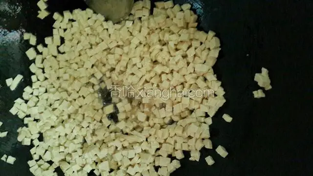 放油，豆干下去抄