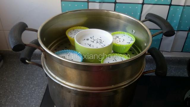 锅中发适量水，大火开锅放入蒸锅，盖上盖蒸15分钟即可