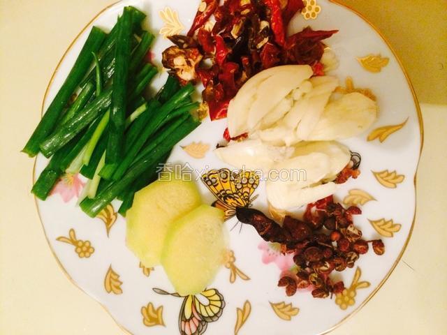 将呛锅的材料准备好，姜切片，蒜头拍扁，葱切段，干辣椒切碎，花椒，八角