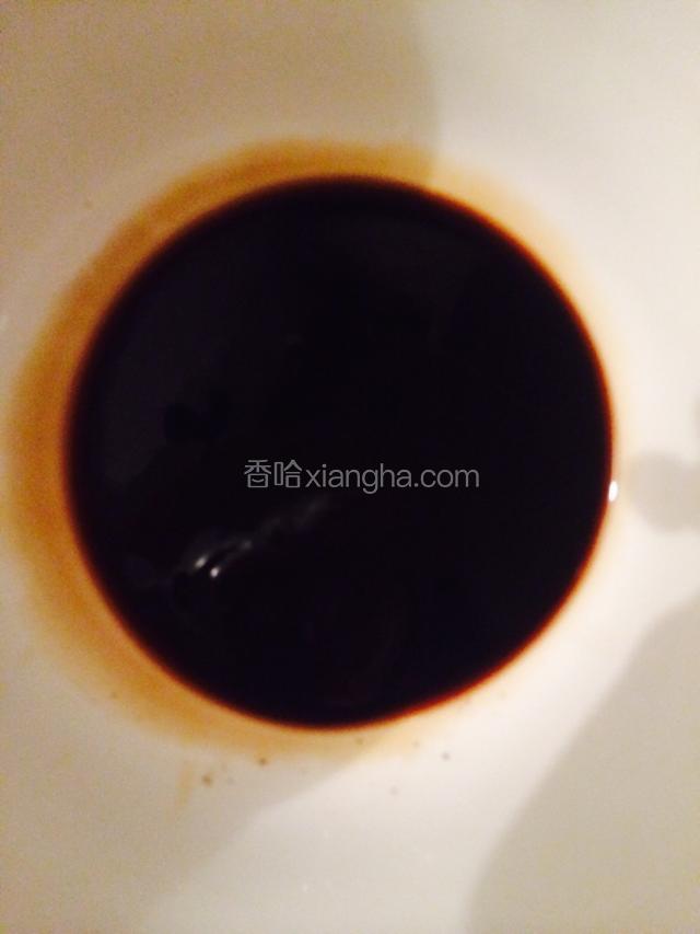 拿一只空碗，把老抽，盐，蚝油，醋，按量，加入碗里，搅拌匀