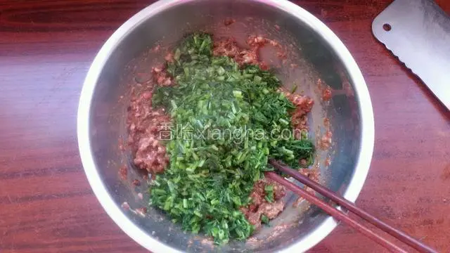 把煸炒段生茴香放入牛肉馅中拌匀备用