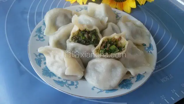 用漏勺捞出成入盘中即可食用
