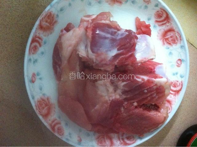 如图：龙骨洗干净，并焯水