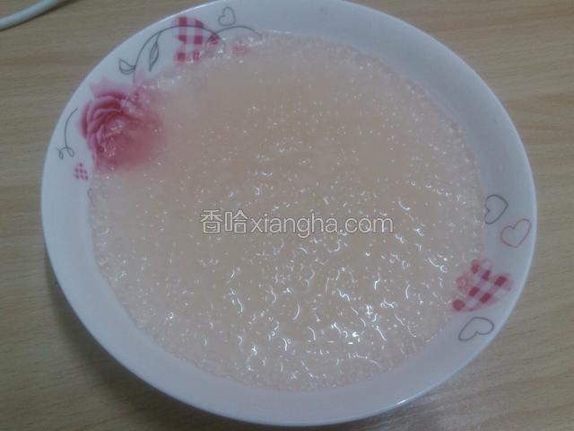 西米煮熟沥干水捞出(煮西米时要不停搅动，以免被粘在一起或粘锅)