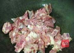 排骨烩酸菜的做法图解4