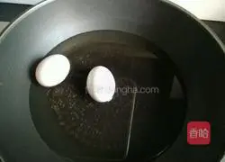 Illustration of how to make crab baked with egg yolk 1