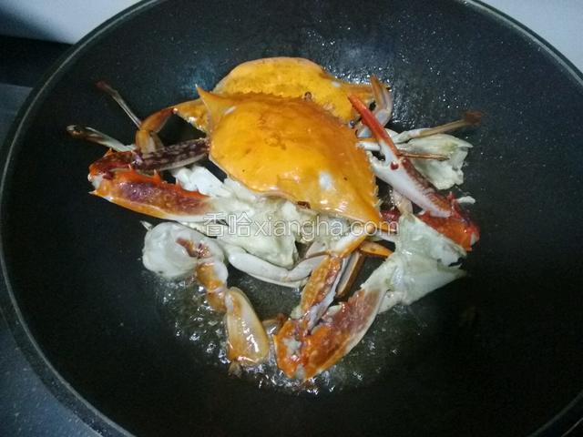炸至金黄色出锅