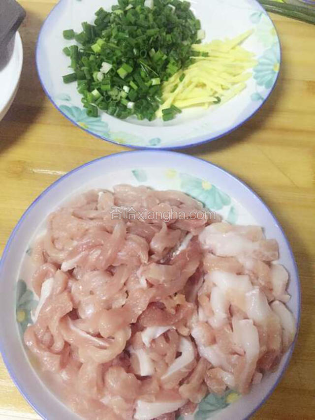 肉洗干净分别切丝，小葱切末，生姜切丝备用。