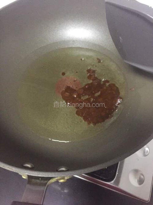 锅烧热倒入适量油，加2勺黄豆酱炒香。