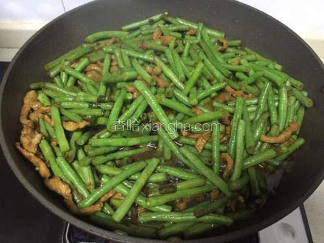 豆角炒熟即可关火备用。