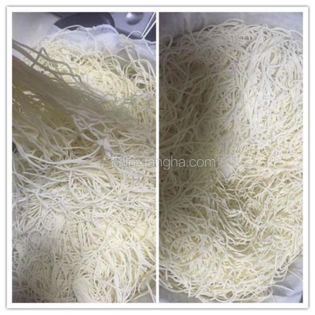 蒸布洗干净，铺平入面条用手松散松散。