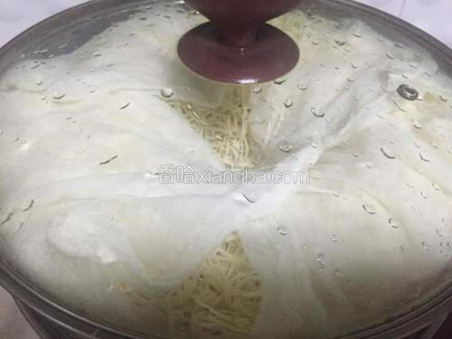 蒸锅加入多量水烧开，面条上锅大火蒸30分钟。