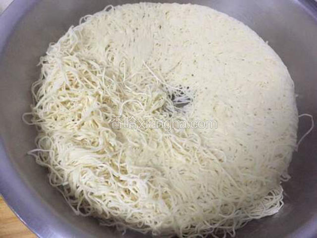 蒸好面条倒入盆中
